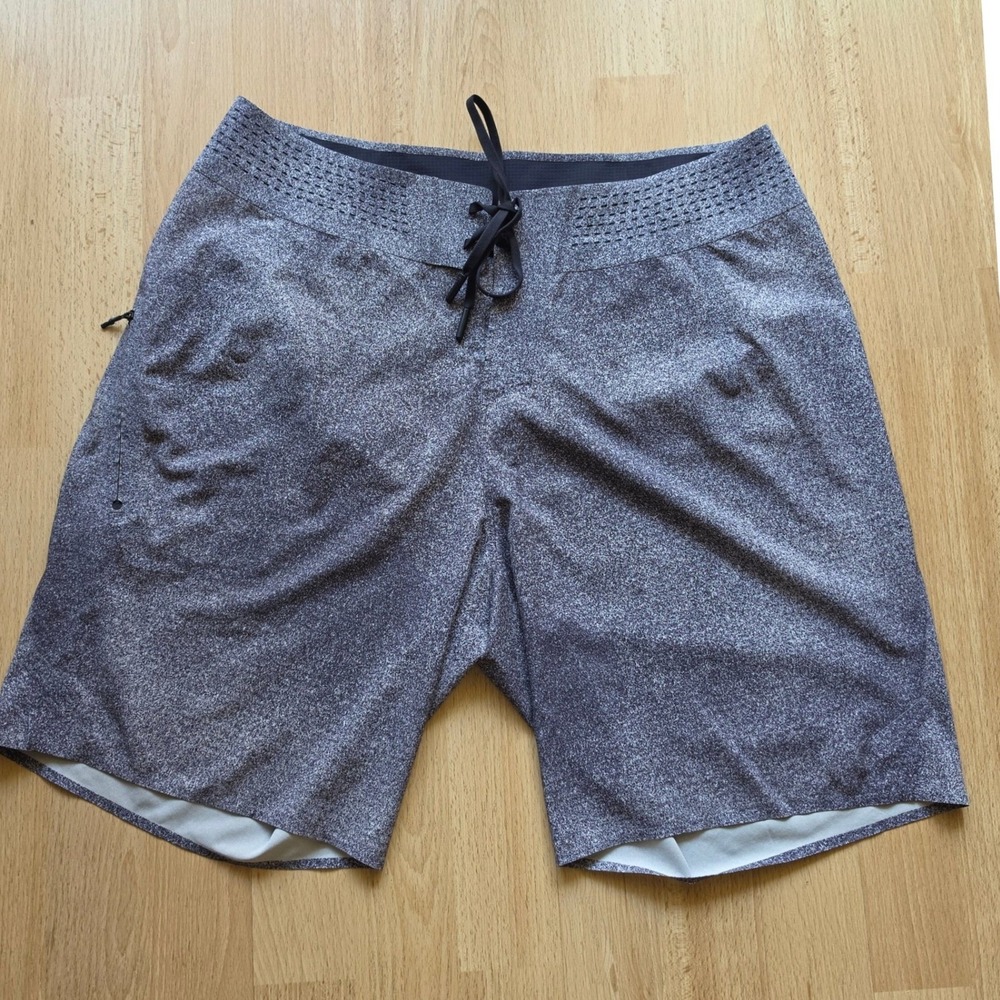 Lululemon Mens Current State Board Shorts 9" Grey White Static Size 30(fit 31)
